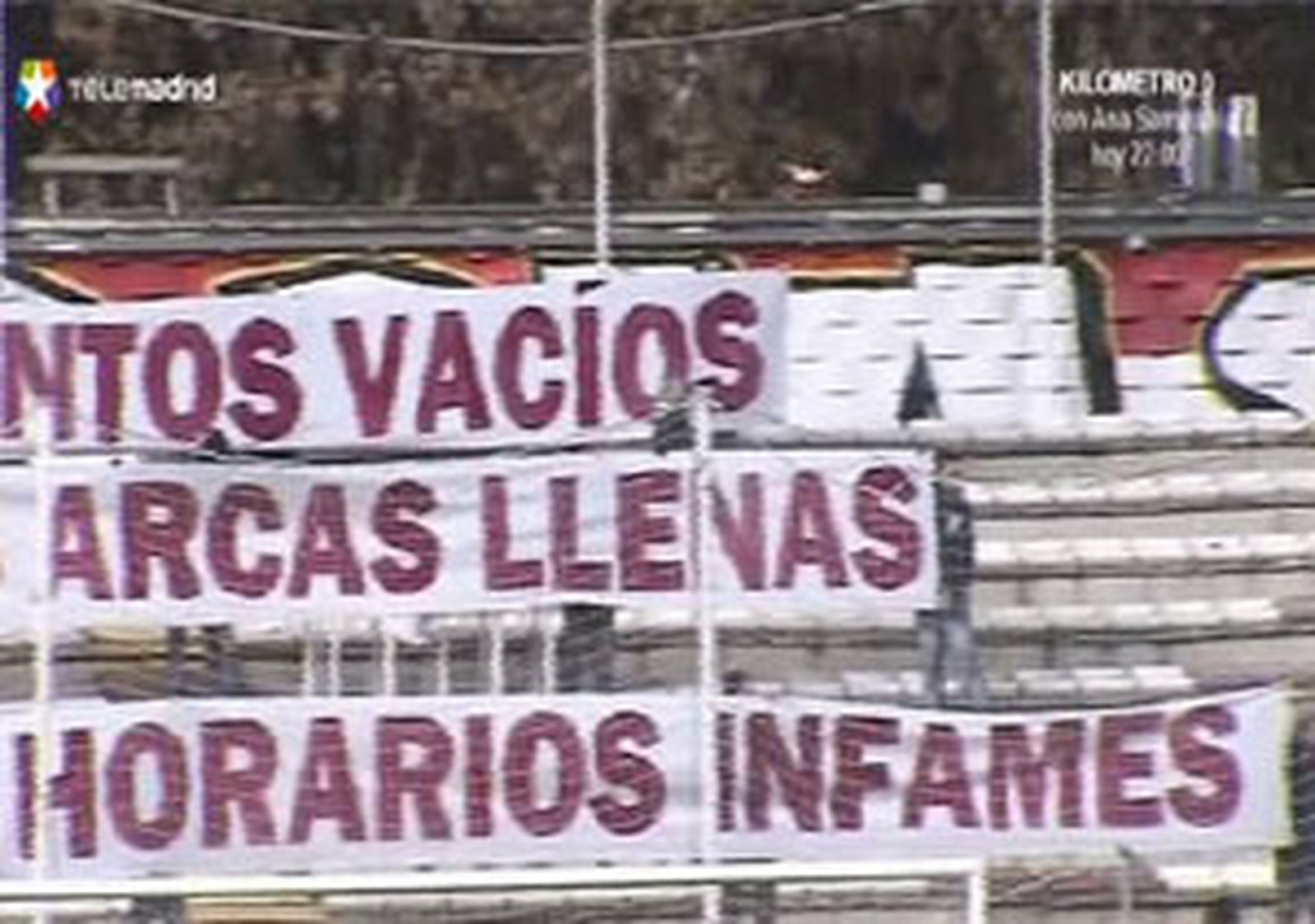 Cartel denunciando los horarios en Vallecas