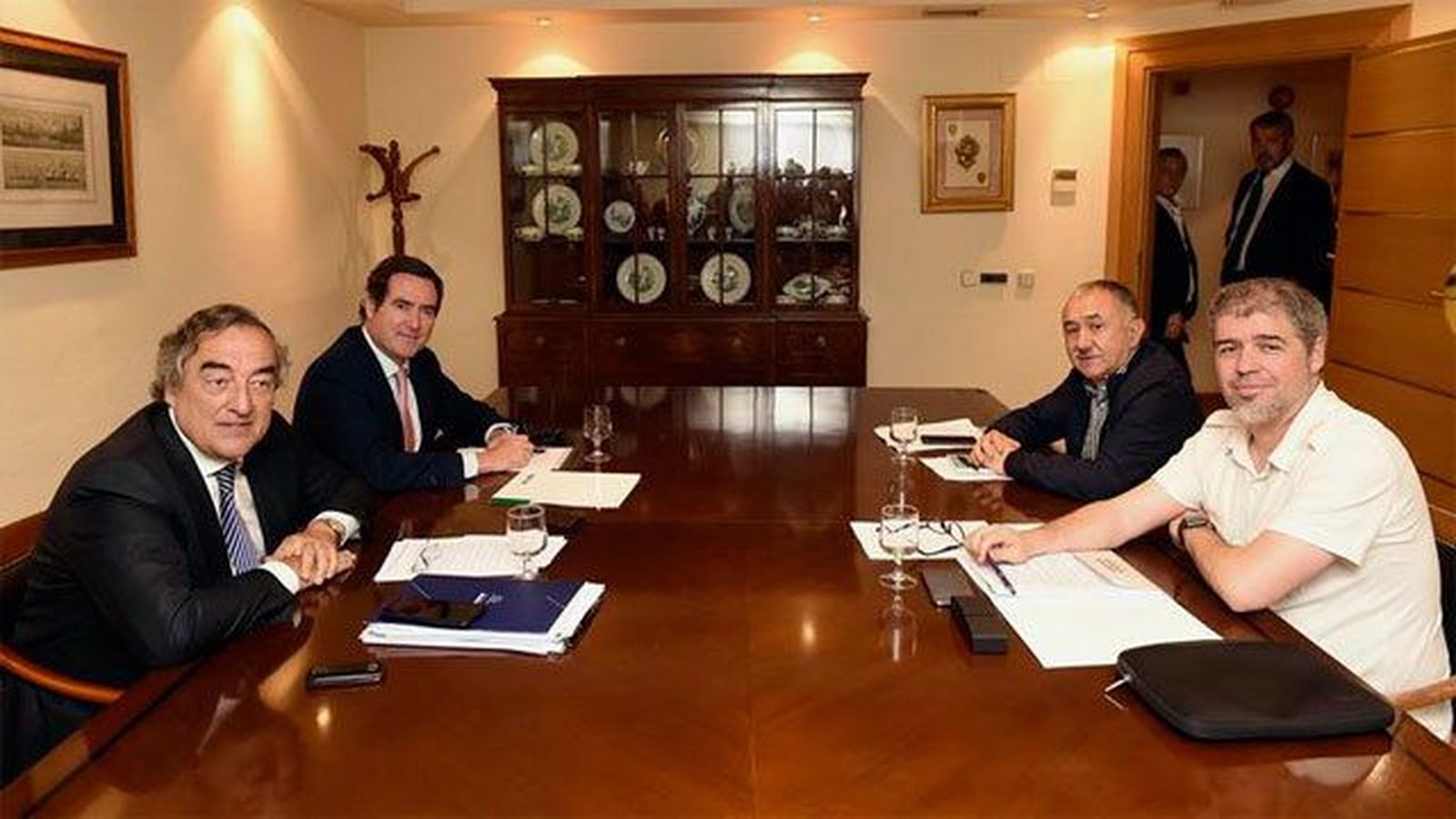 Patronal y sindicatos sellan el alza salarial de hasta el 3% para 2018-2020