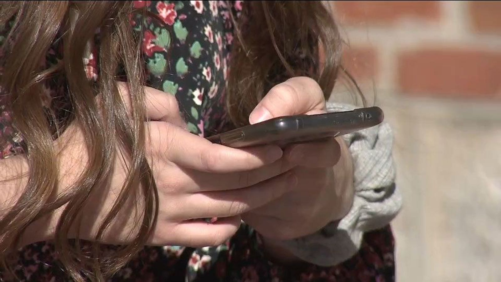 Seis de cada diez adolescentes duermen pegados al móvil