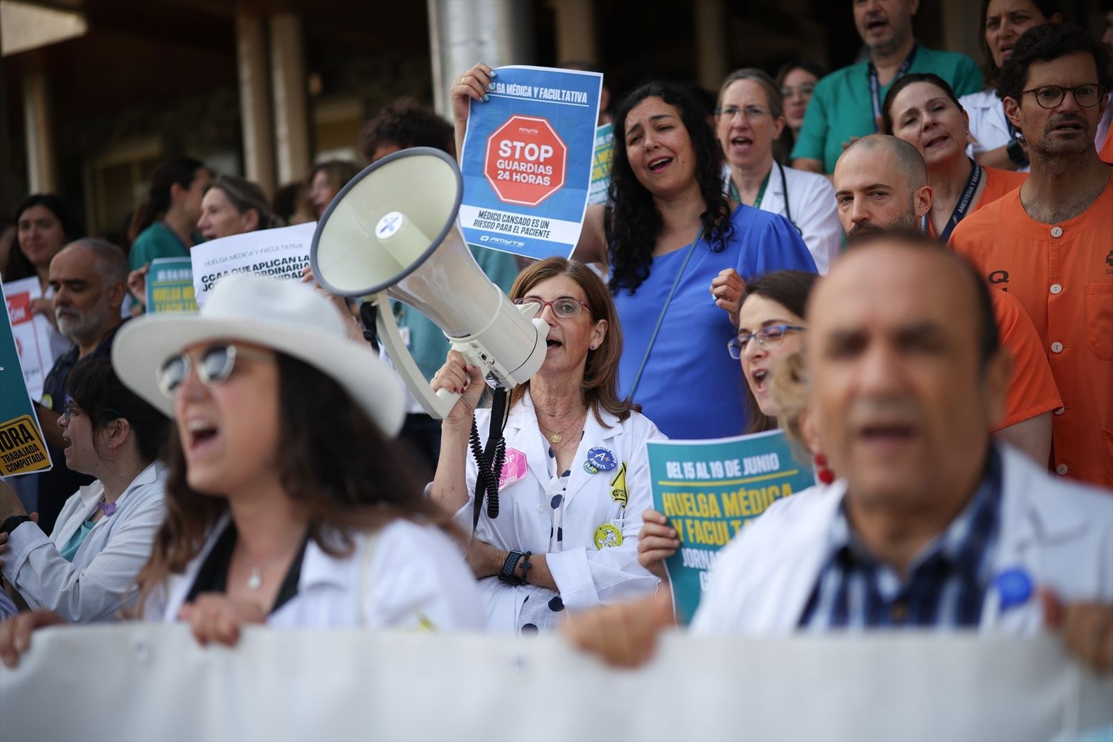 Médicos y facultativos durante una concentración frente al Hospital Ramón y Cajal, a 19 de junio de 2026