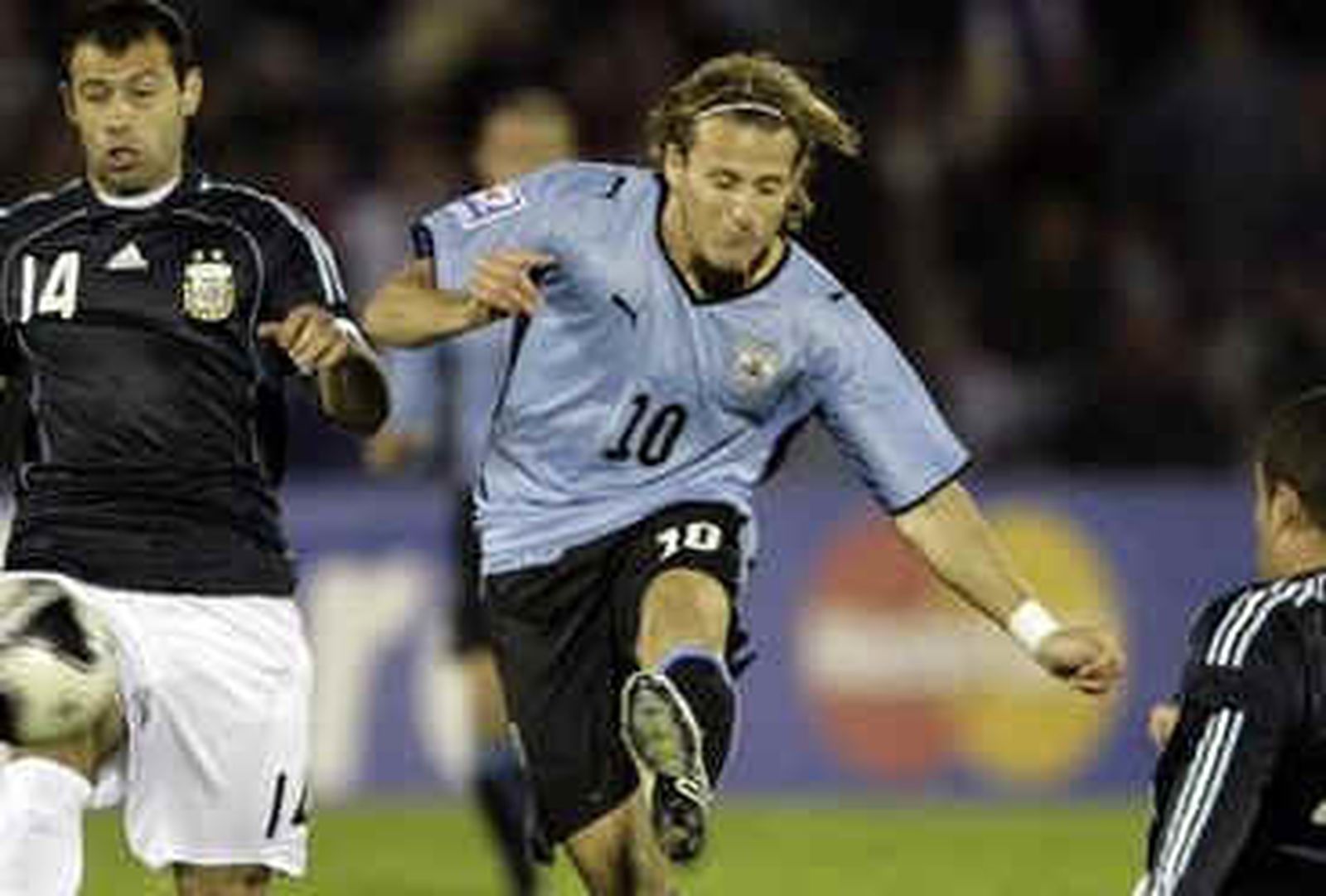 Messi reta a Forlán en el derbi del Río de la Plata