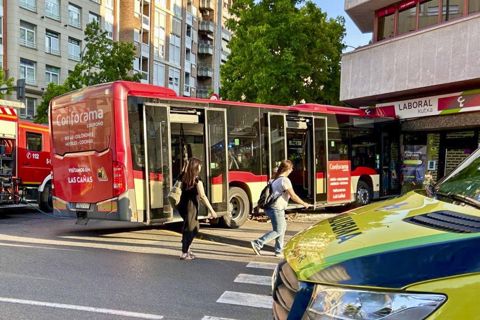 Siete heridos leves al empotrarse un autobús urbano de Logroño contra un edificio