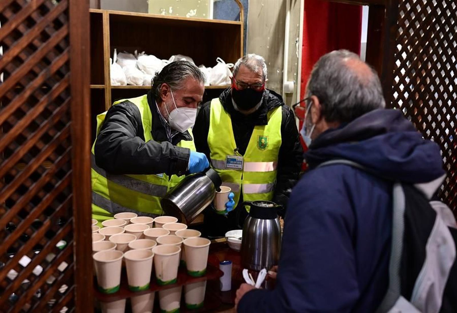 Reparto de desayunos solidarios en la iglesia de San Antón