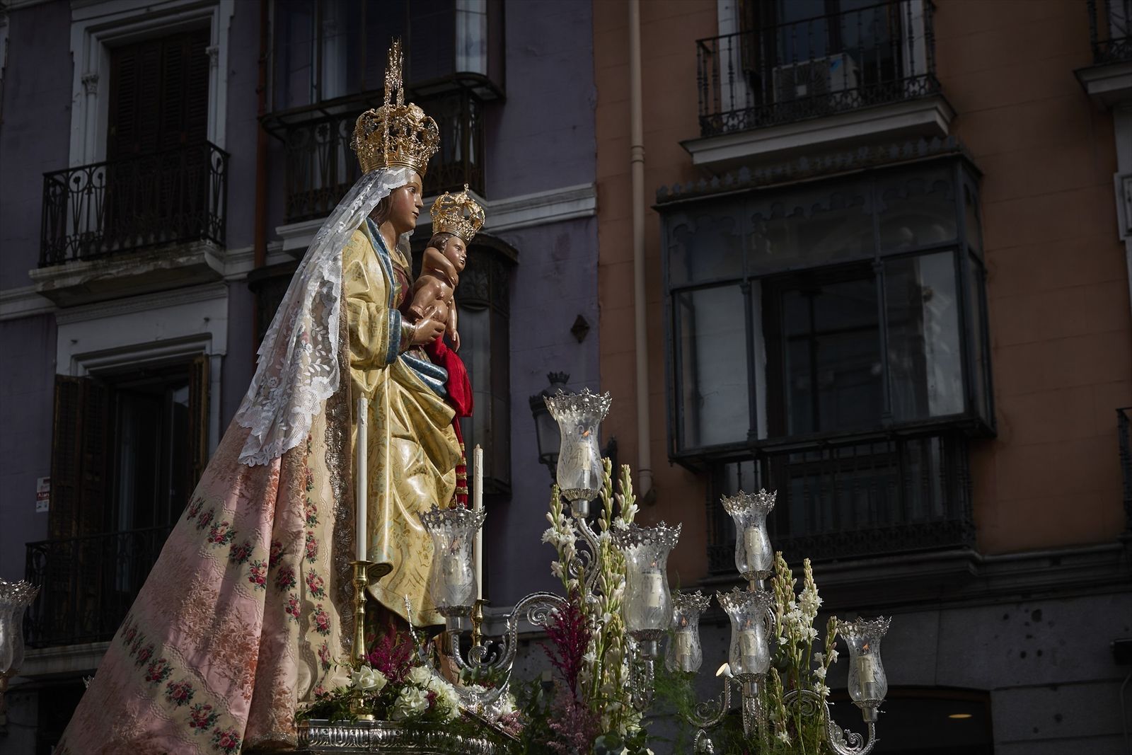 Madrid homenajea a su patrona, la Almudena, con la vista puesta en Valencia
