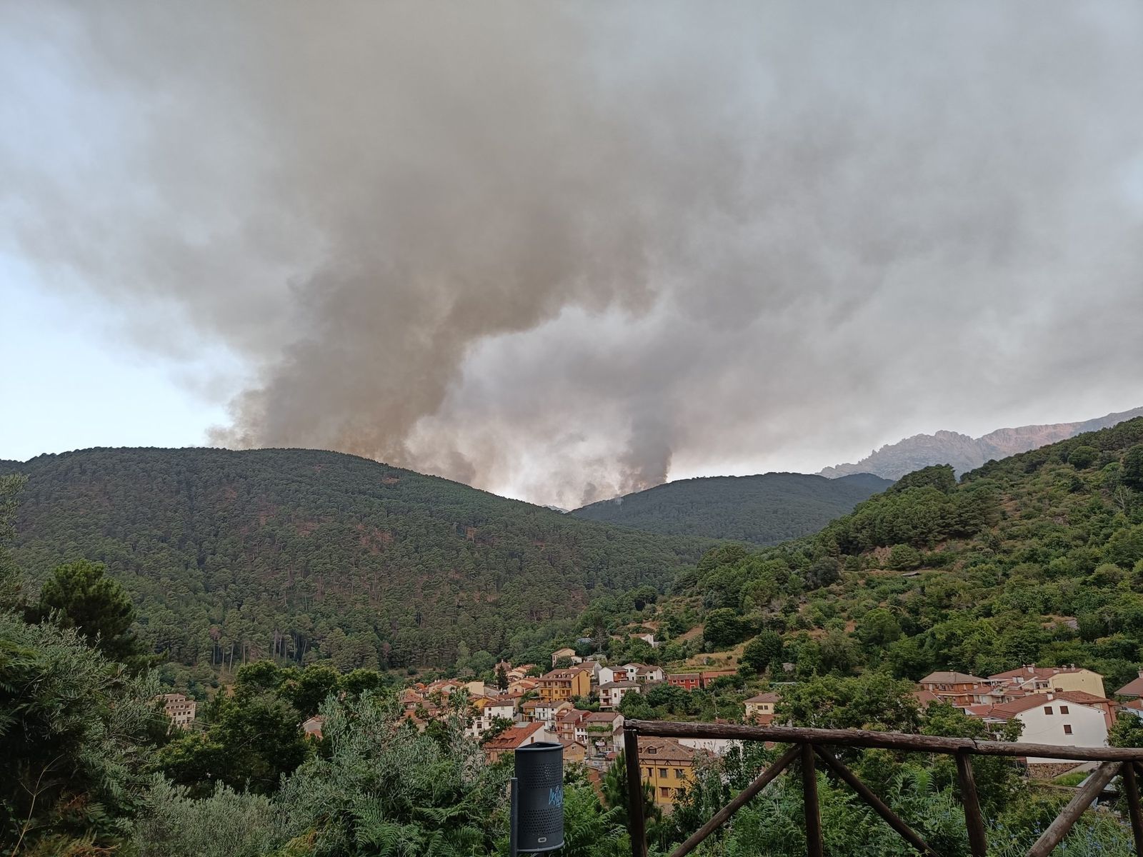 Los bomberos luchan contra un incendio declarado al sur de la sierra de Gredos