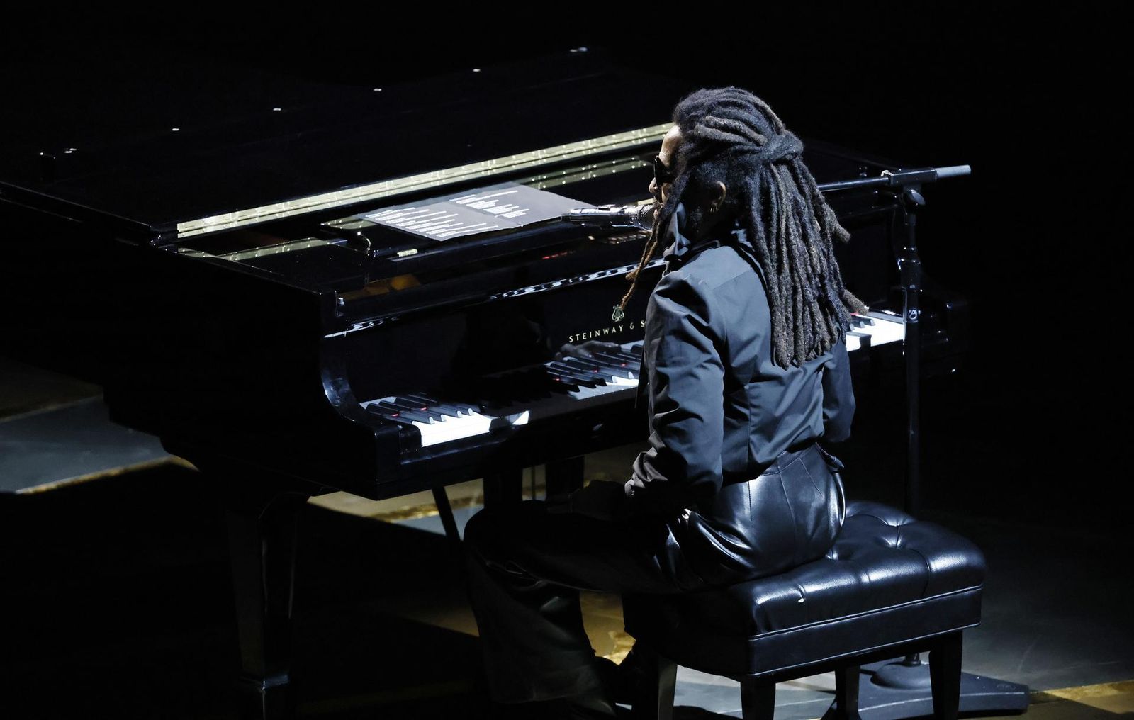 Lenny Kravitz interpretó en piano “Calling All Angels” en 'In Memorial'