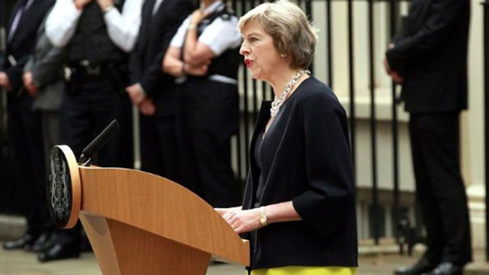 Theresa May pide tiempo a los líderes europeos para negociar el "brexit"