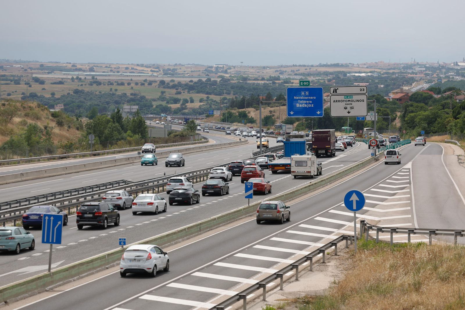Retenciones en las salidas de Madrid y en otras carreteras en el primer éxodo del verano