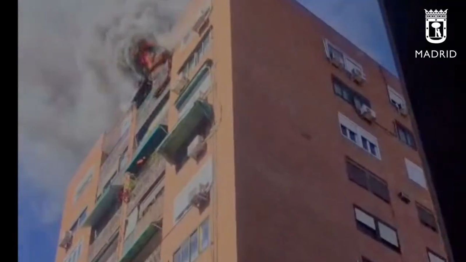 Una herida leve por quemaduras en el incendio de su undécimo piso en Valdezarza