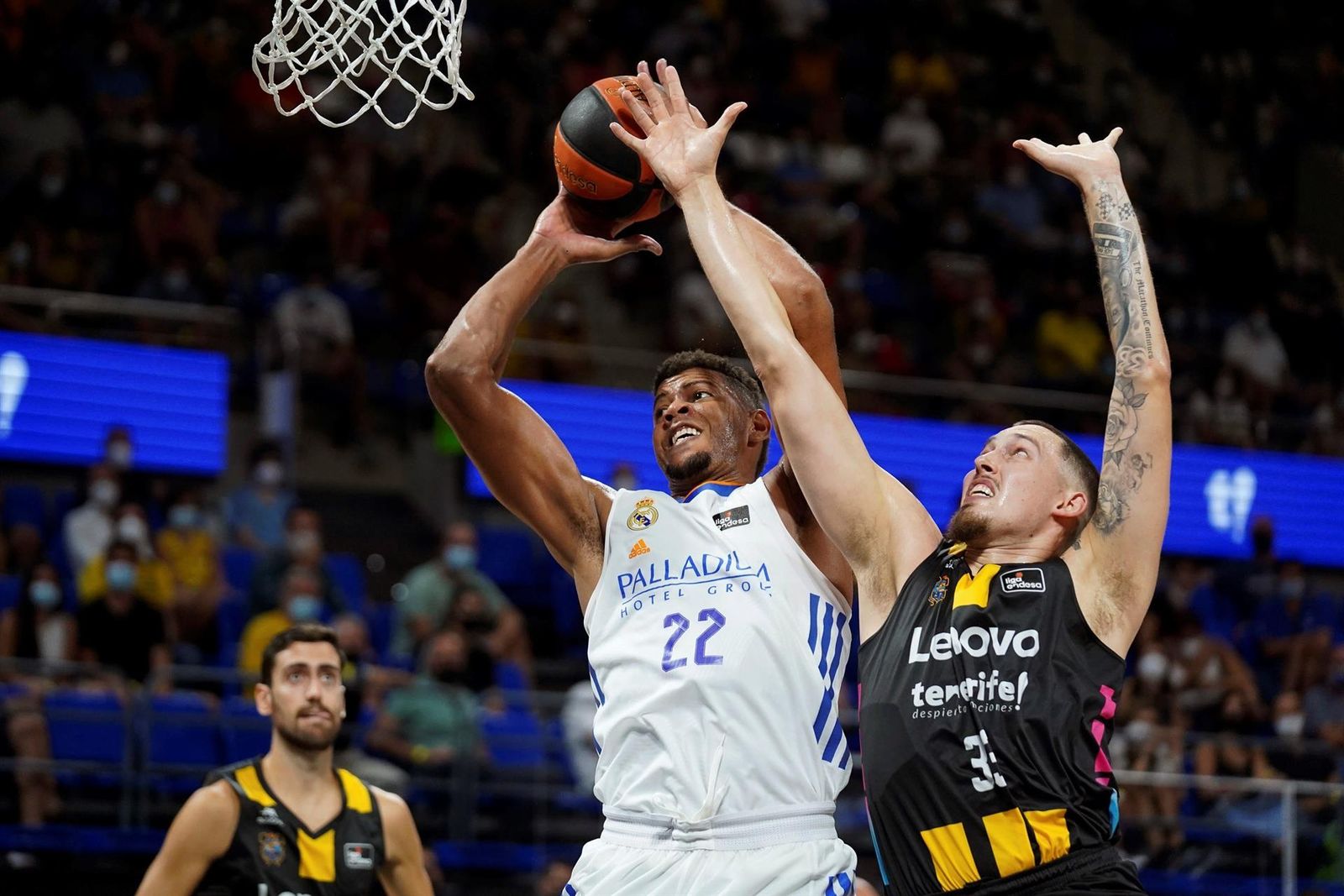 Tavares ante el Lenovo Tenerife