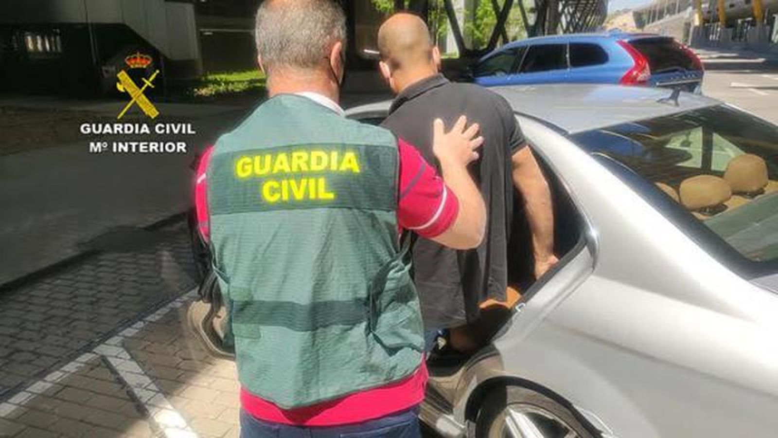 La Guardia Civil detiene en Barajas al estafador huido