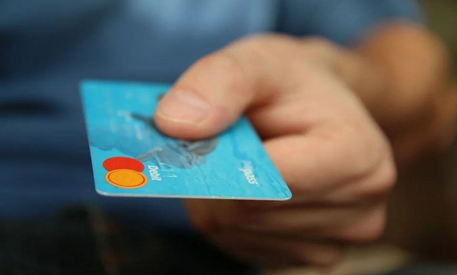 Cada semana comemos el plástico equivalente a una tarjeta de crédito
