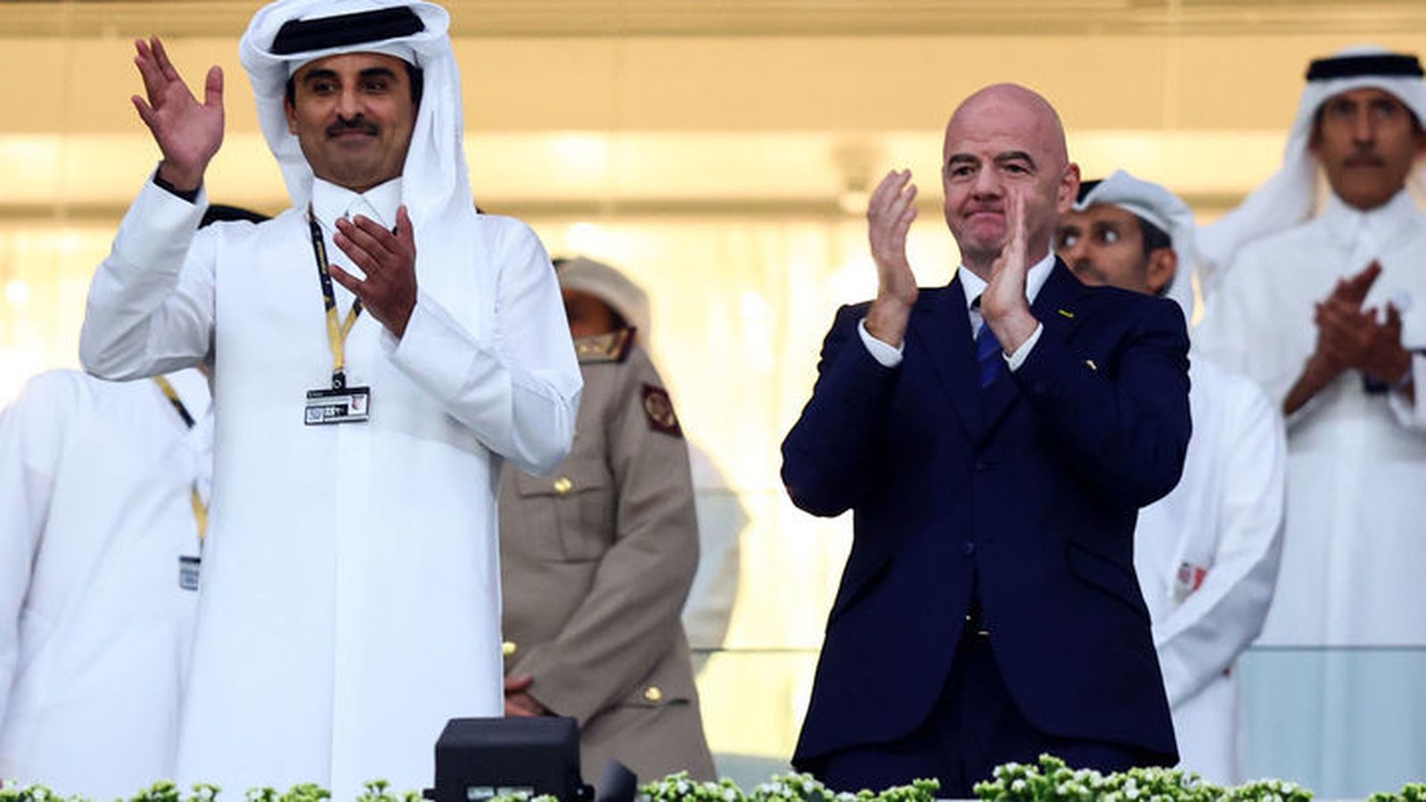 Gianni Infantino junto al emir de Qatar, Tamim bin Hamad Al Thani, en la inauguración de Catar 2022