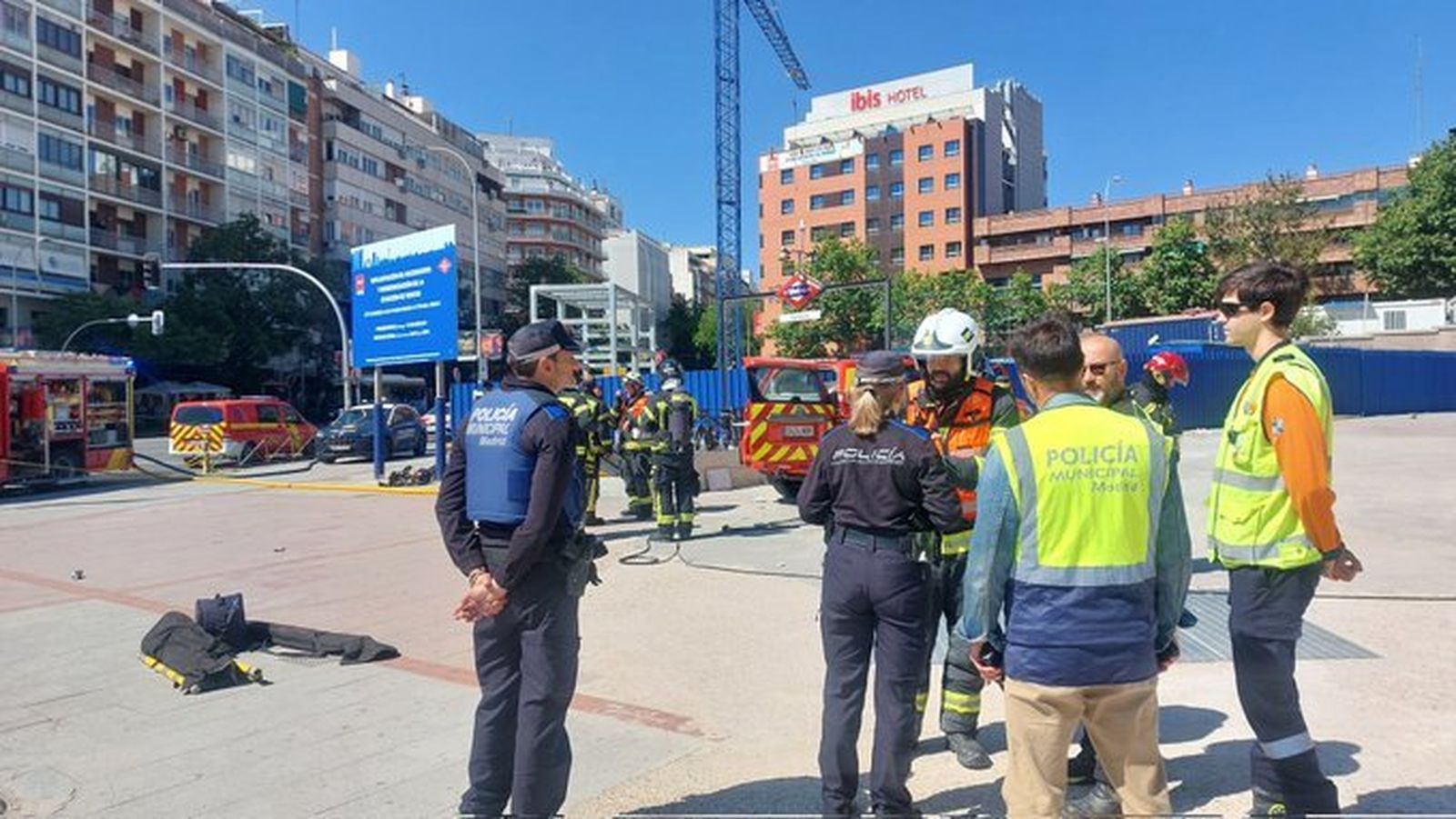 Policías municipales y bomberos en las inmediaciones de la boca de metro de Ventas