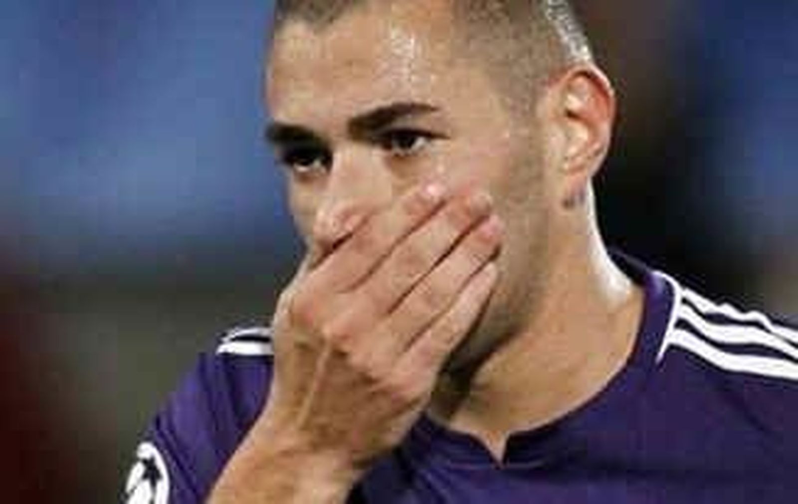 Los goles de Benzema abren un debate con Adebayor para jugar ante el Lyon