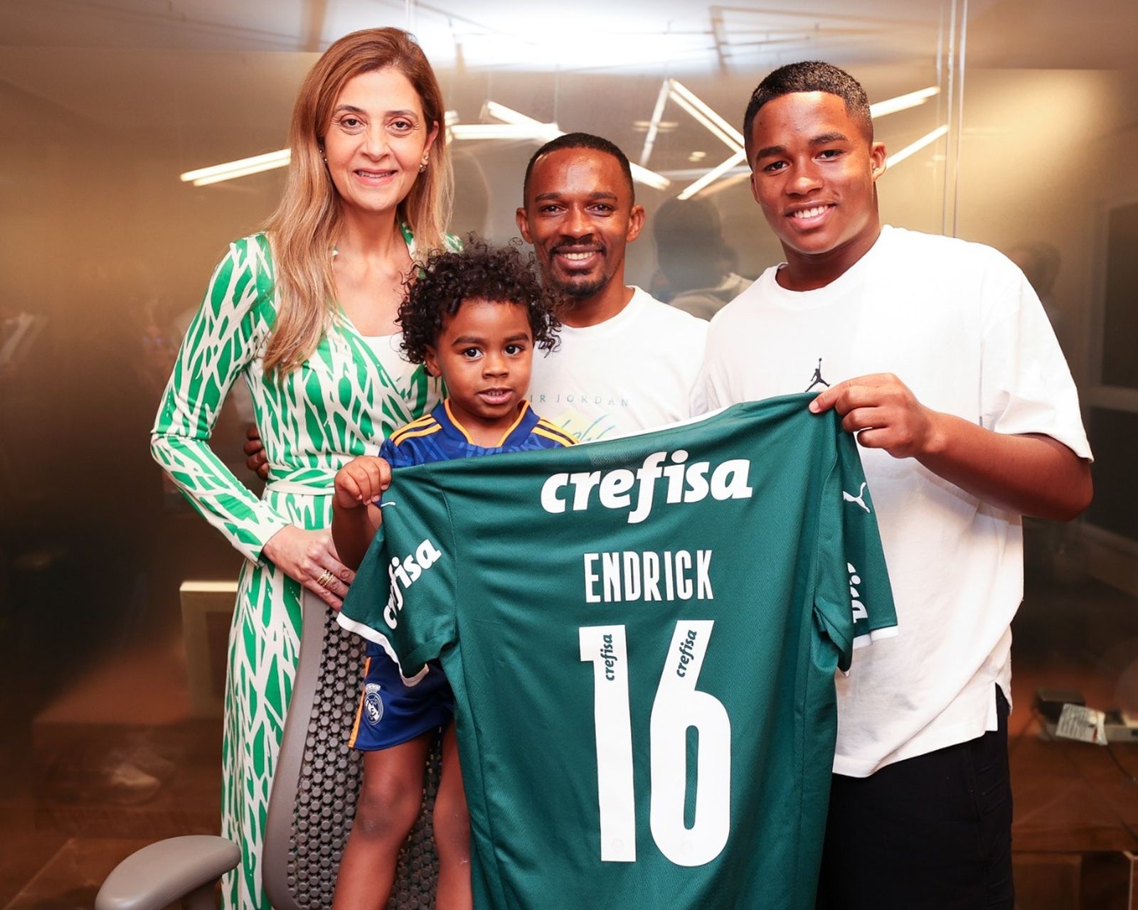 Endrick junto a sus padres y hermano