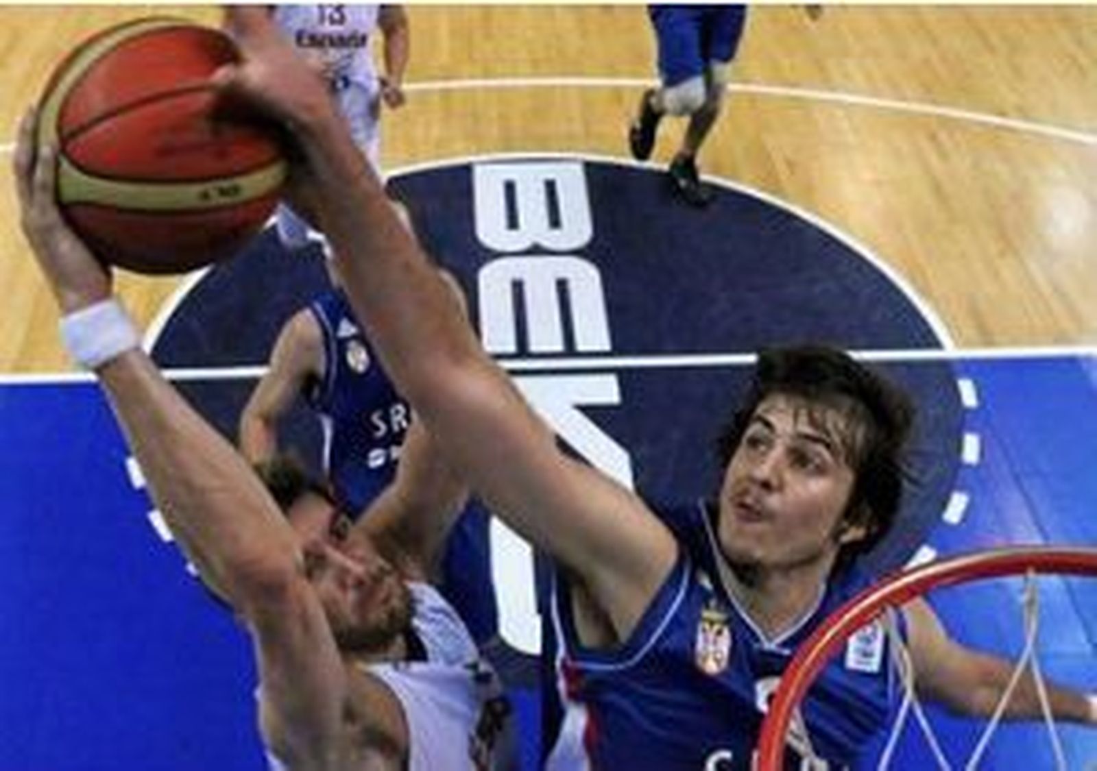 España-Serbia, duelo de aspirantes a todo a las primeras de cambio