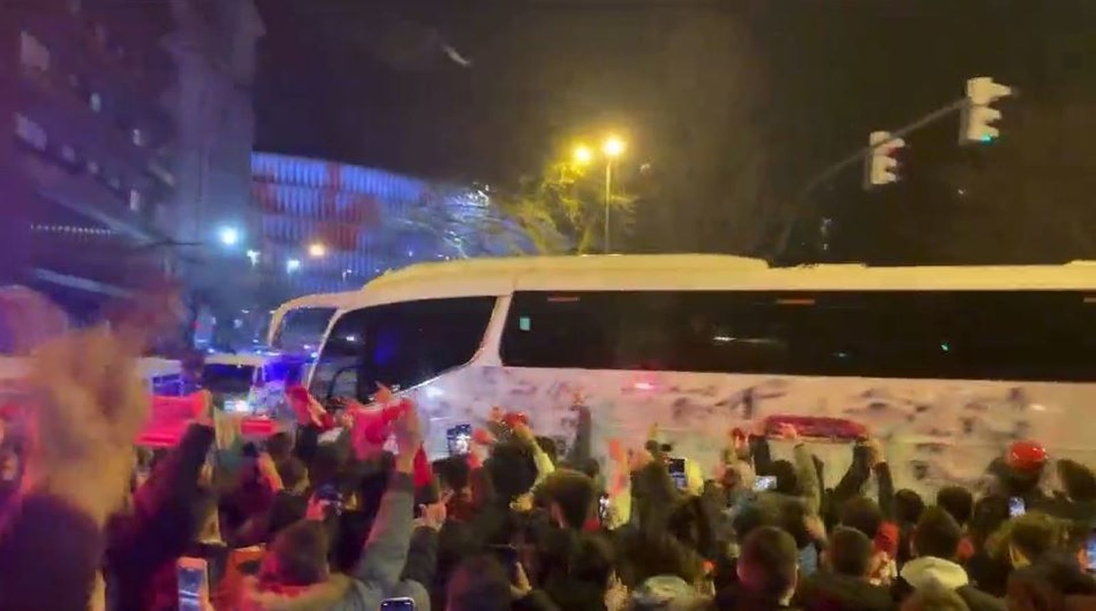 Recibimiento violento al autobús del Real Madrid en los alrededores de San Mamés