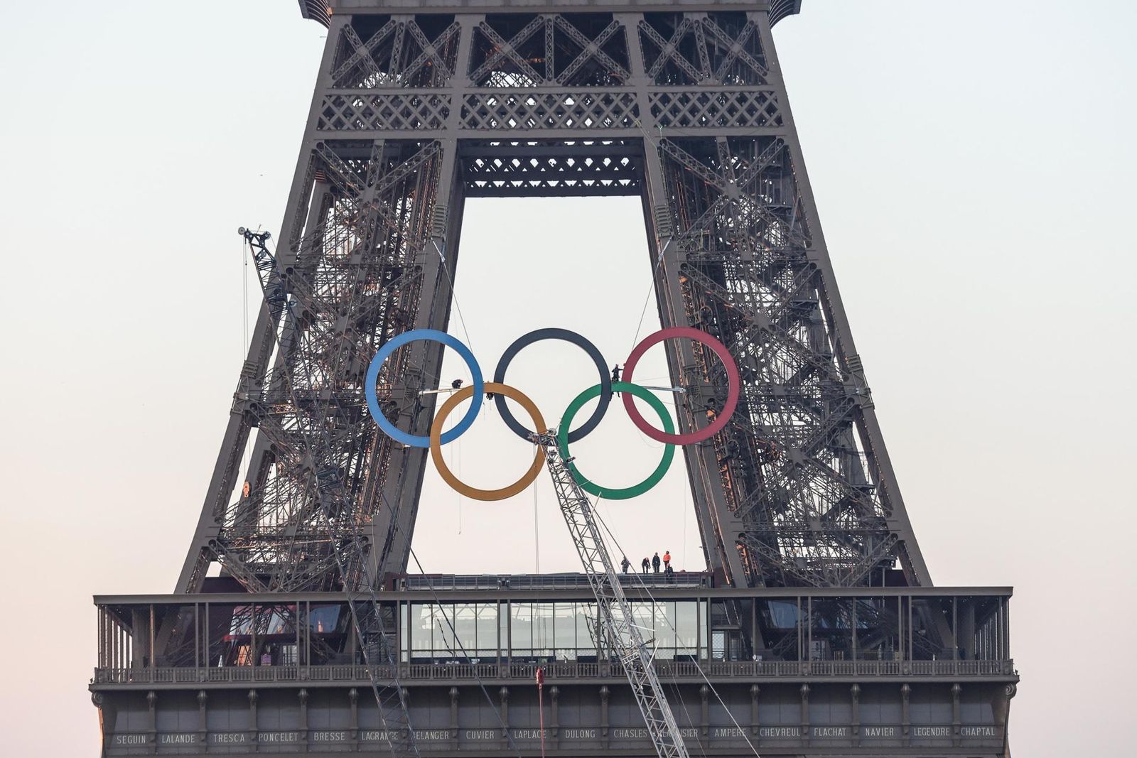La Torre Eiffel exhibe los 5 aros olímpicos