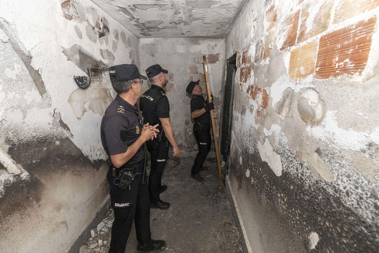 Un hombre incendia la casa de su exmujer con ella y siete menores dentro en Lorca