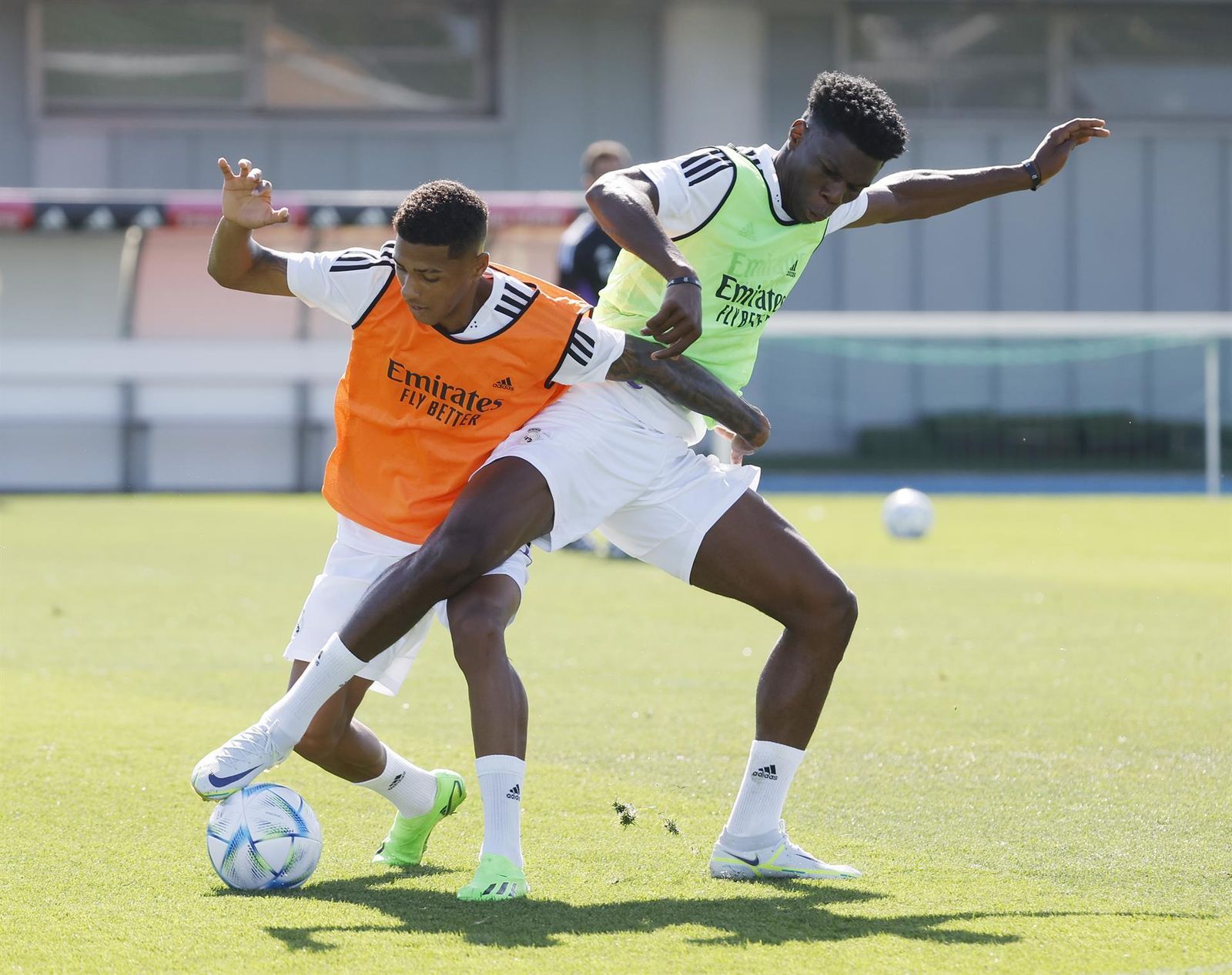 El defensa brasileño del Real Madrid Vinícius Tobías (i) y el centrocampista francés Aurélien Tchouaméni (d)
