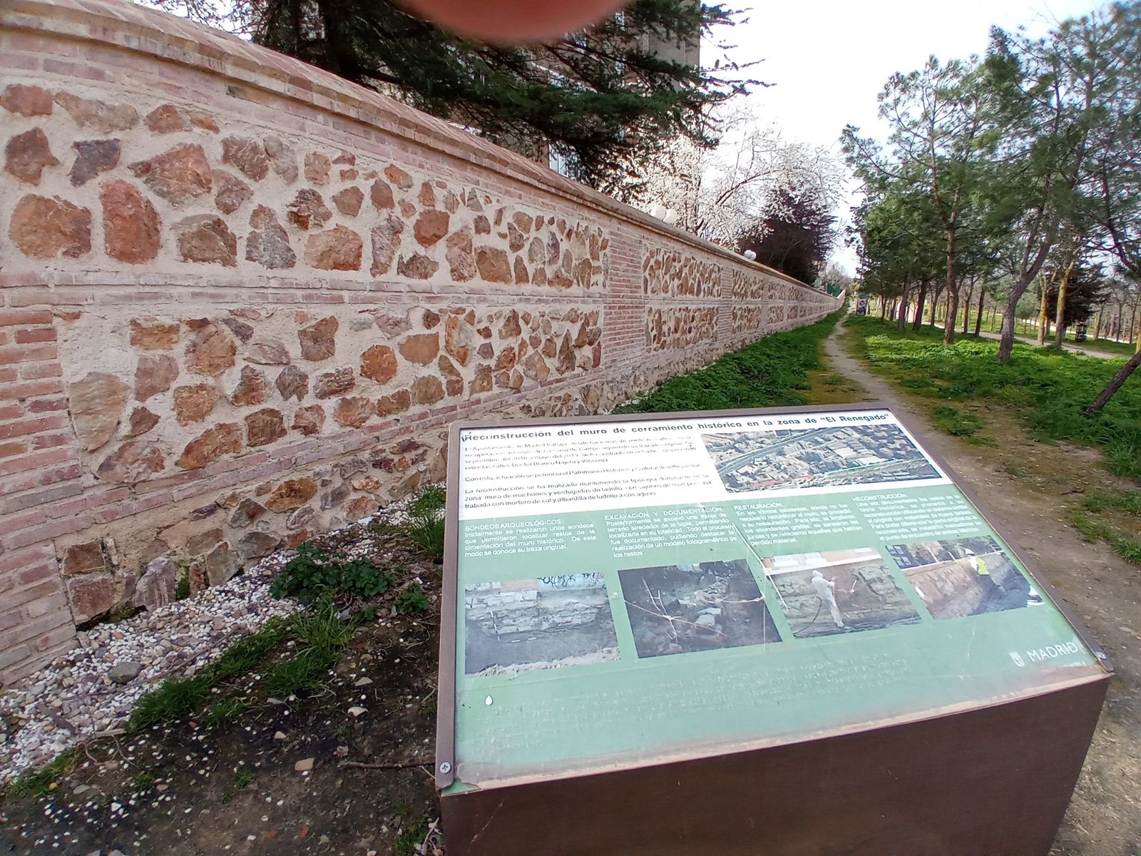 Panel informativo con la historia de la tapia de la Casa de Campo