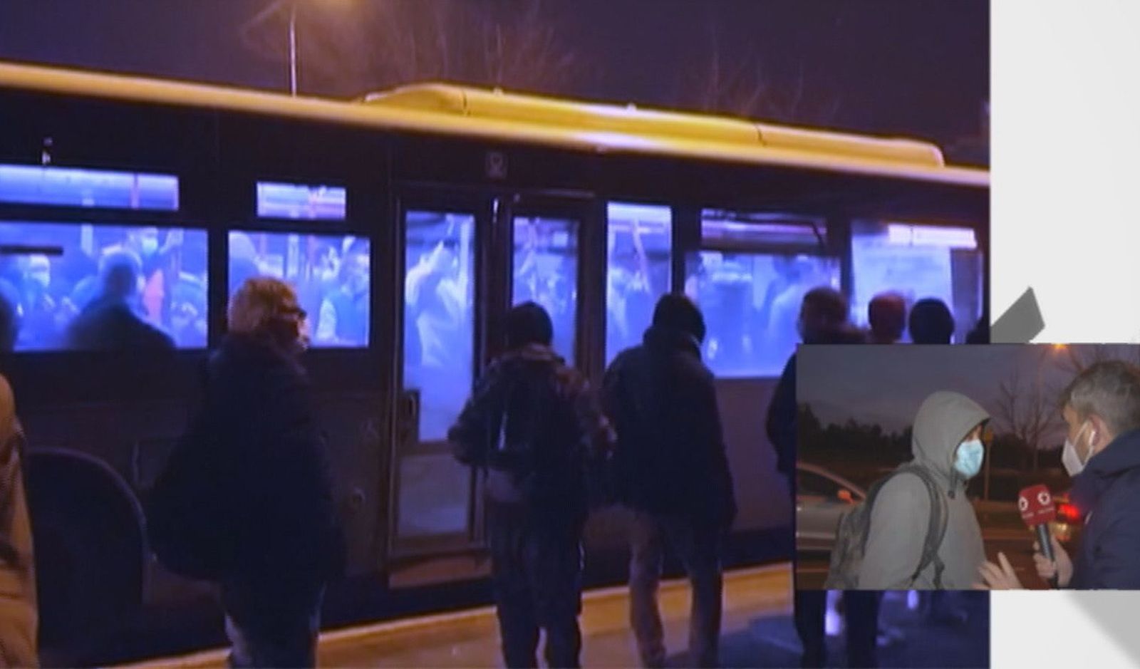 Abarrotados en el trayecto de bus entre Vicálvaro y El Cañaveral