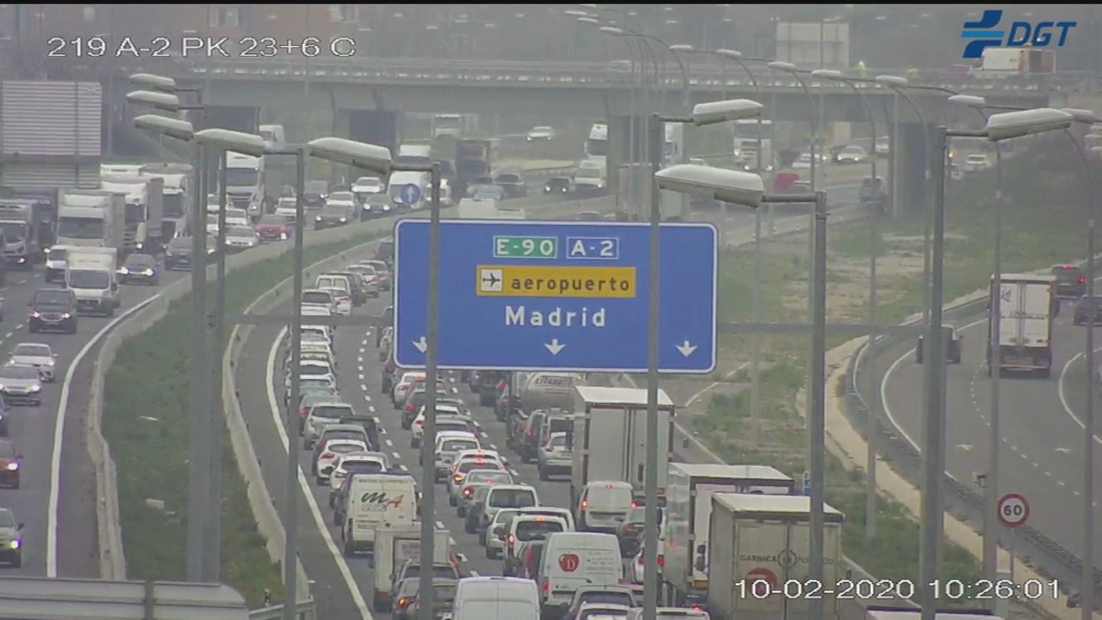 La niebla, varios accidentes y el 'efecto mirón' complican la hora punta del lunes en Madrid