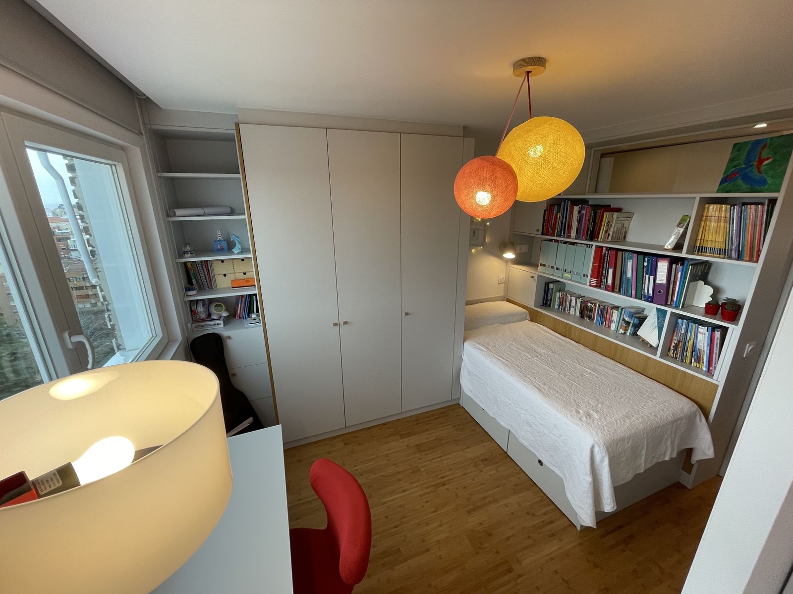 Y hasta tienen una habitación triple para las tres hijas, con departamentos que pueden conectarse o aislarse a su gusto.