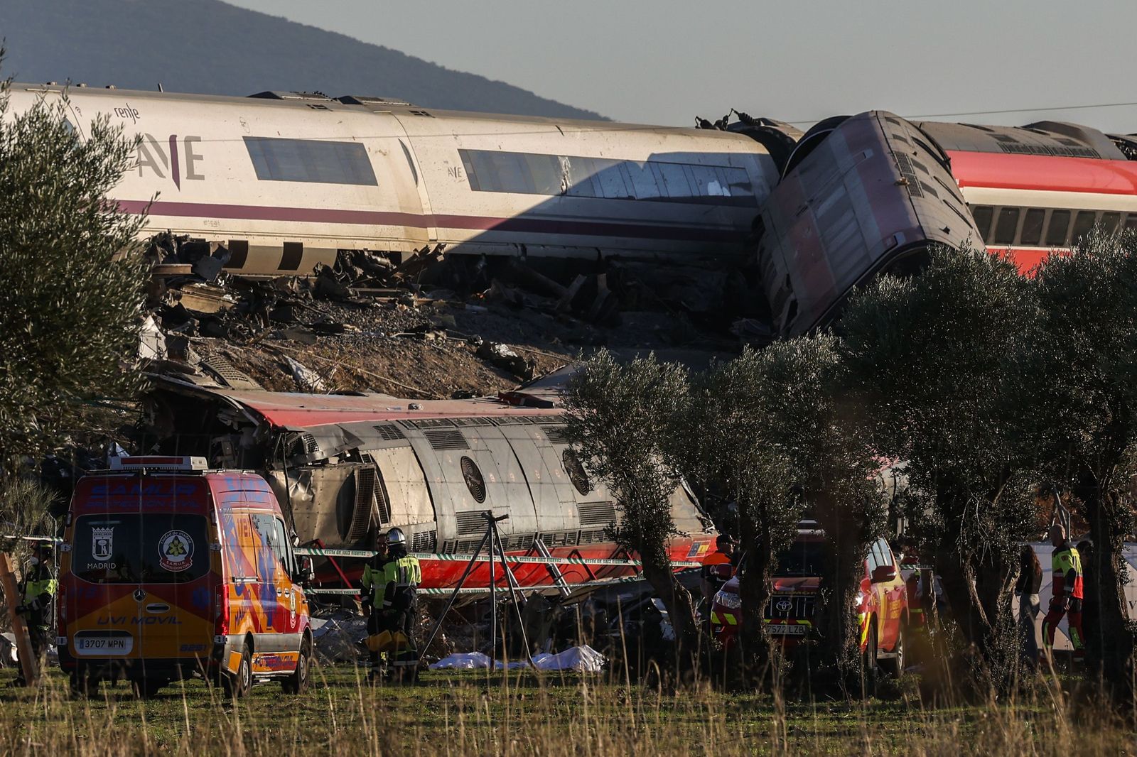 Los servicios de emergencias trabajan en el lugar del accidente, en Urda (Toledo)