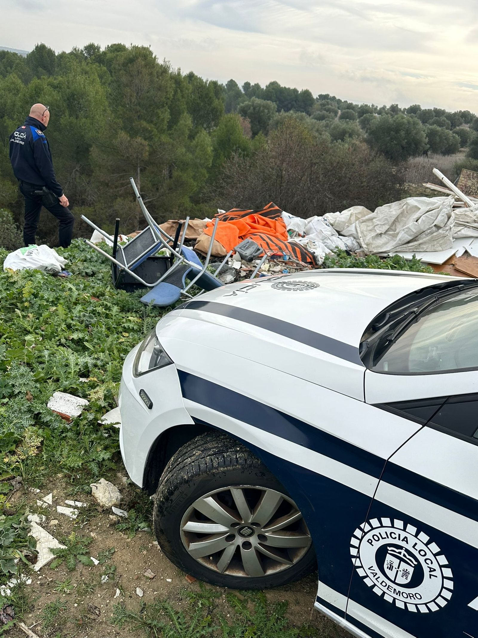Agente de la Policía Local de Valdemoro en un vertido ilegal