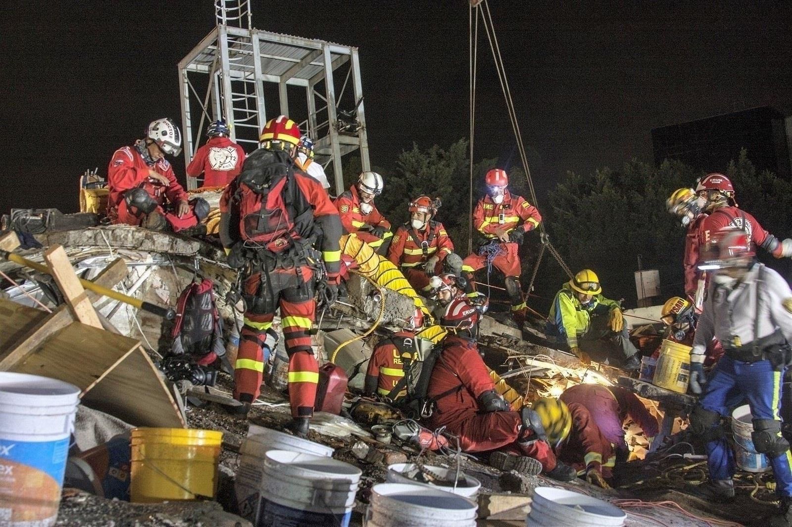 Efectivos de la UME durante el terremoto de México de 2017