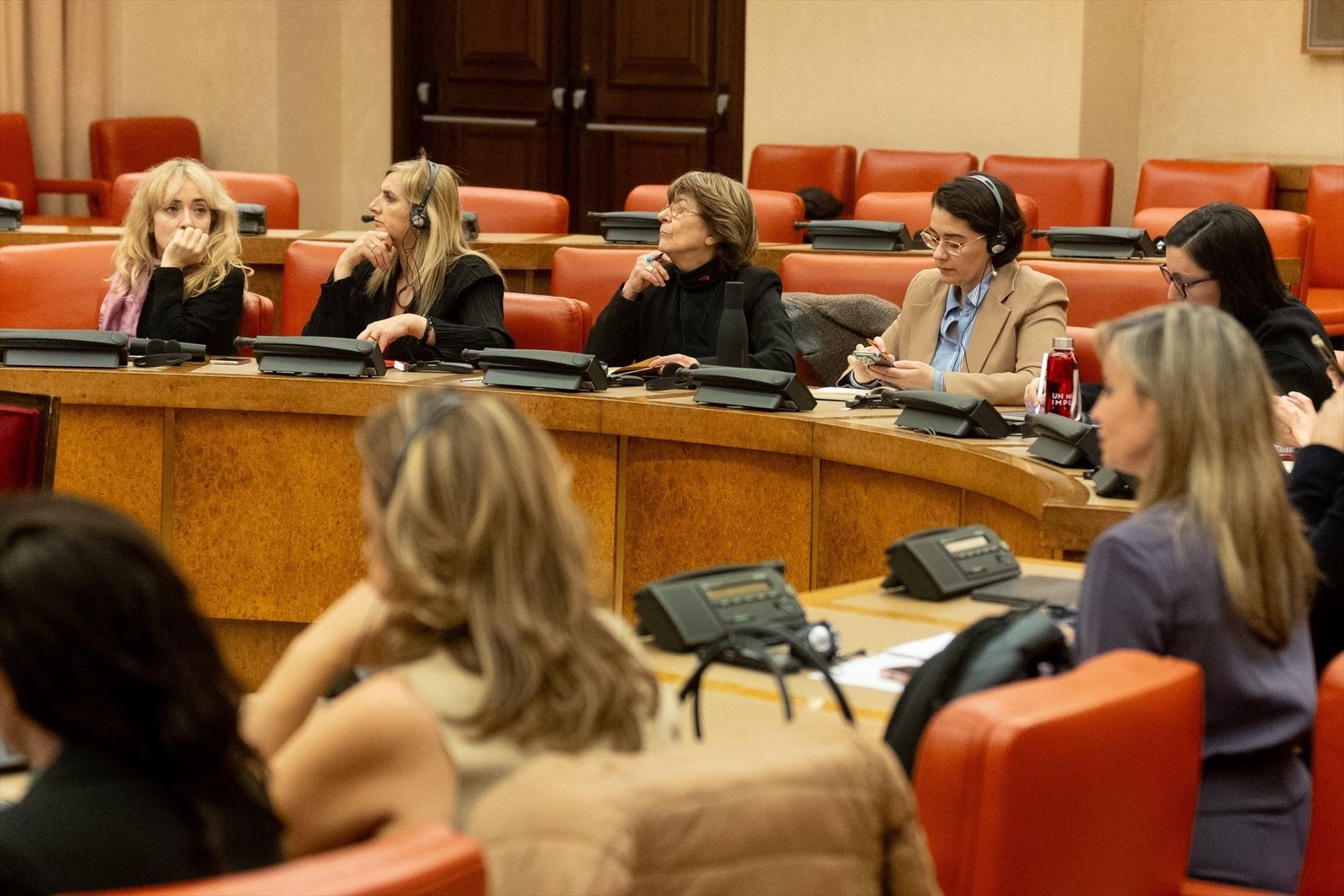 El Congreso se queda sin traductores el primer día que podían  usarse las lenguas cooficiales en las comisiones