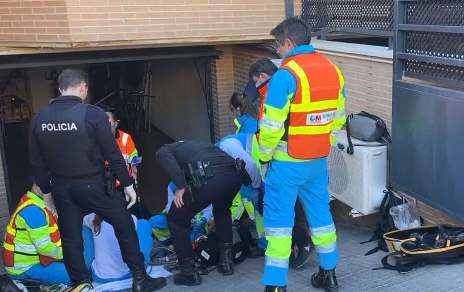Efectivos del SUMMA112 y de Protección Civil de Boadilla tratan de reanimar al trabajador accidentado
