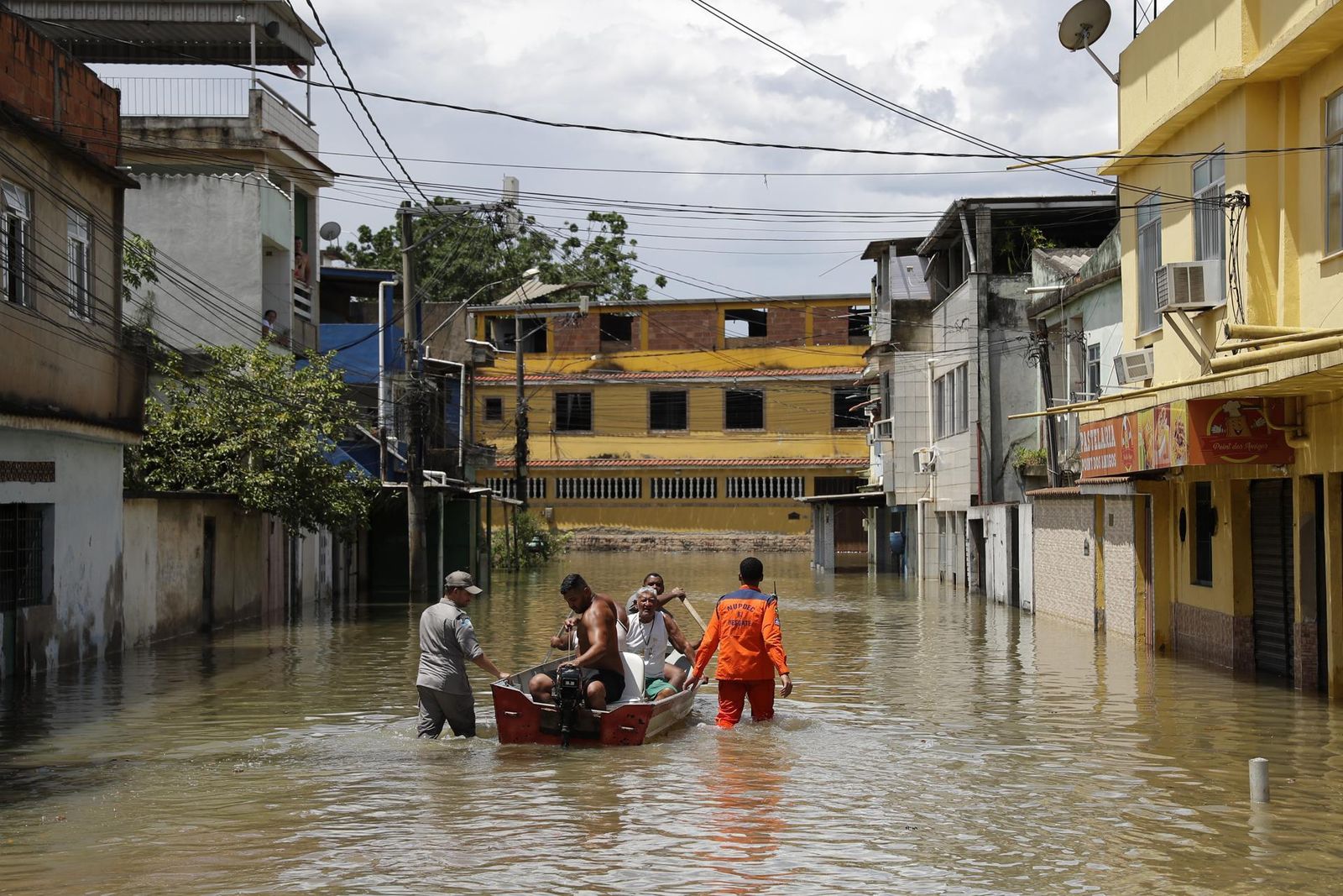 Una calle inundada en el área metropolitana de Río de Janeiro