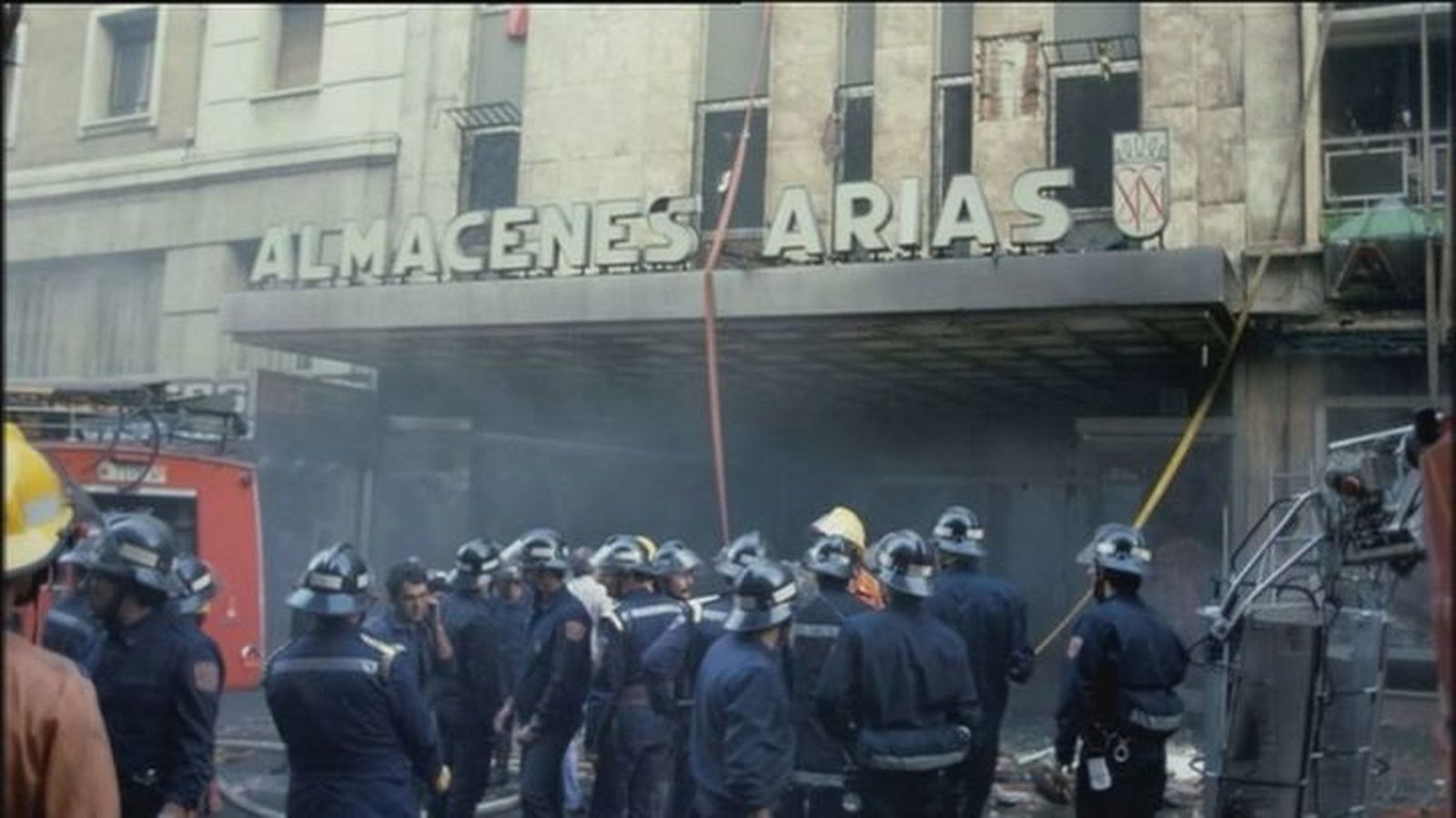 Bomberos del Ayuntamiento de Madrid frente al edificio de Almacenes Arias