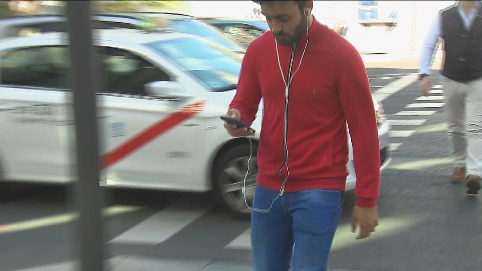 El peligro de caminar mientras chateamos