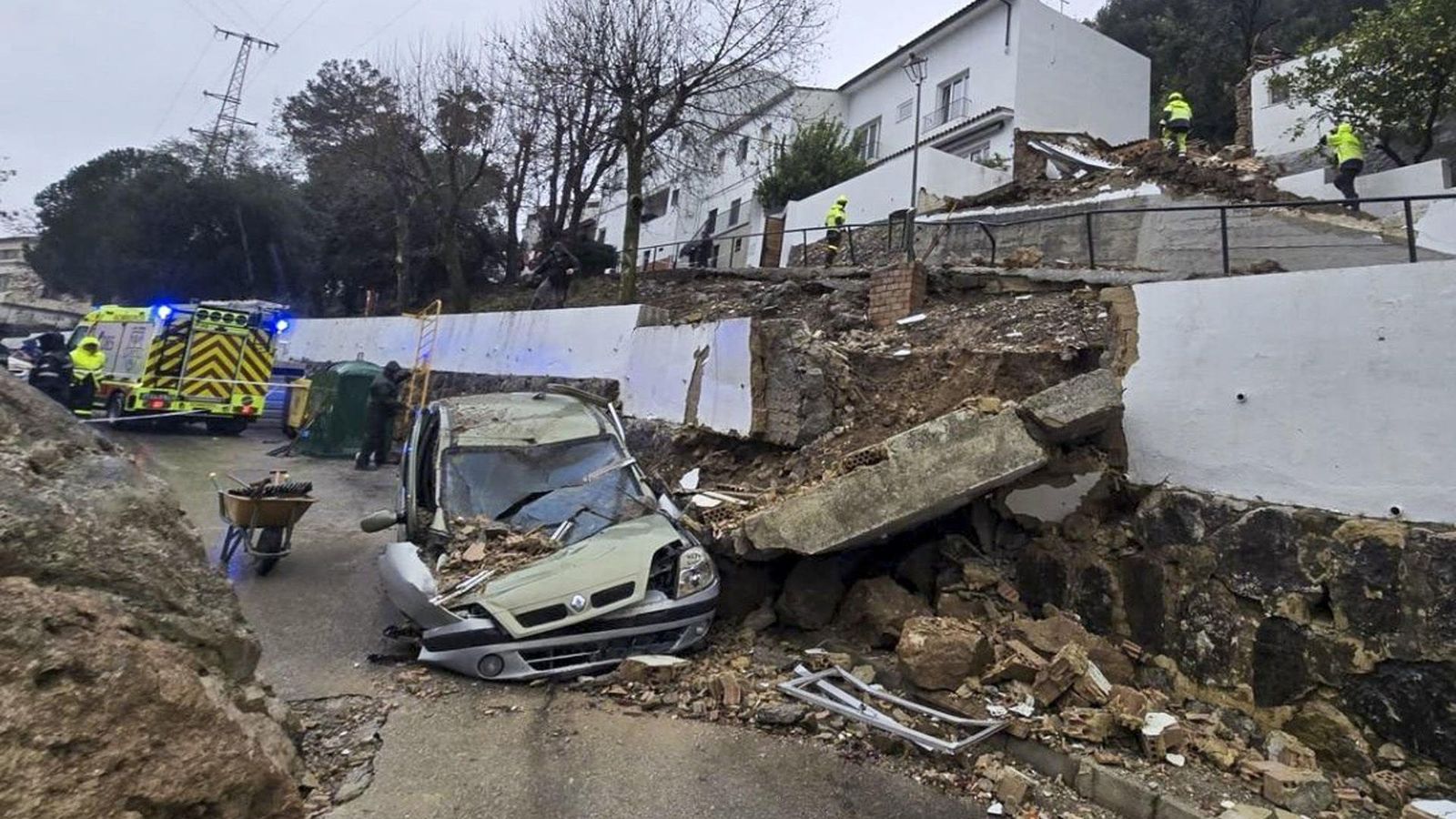 La borrasca Leonardo deja miles de evacuados, carreteras cortadas y un herido en Andalucía