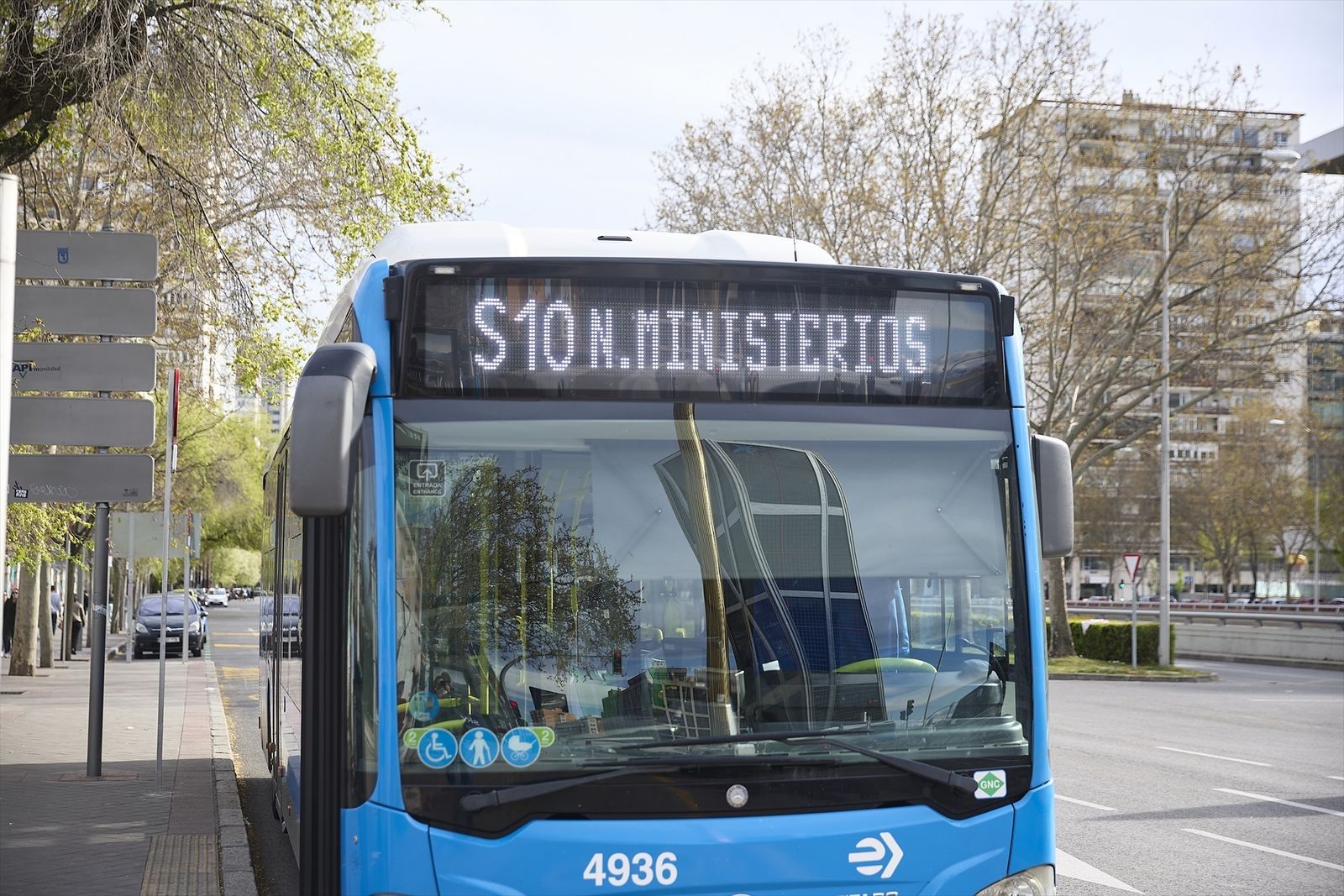 Un autobús del servicio especial gratuito para sustituir a la L10 de Metro