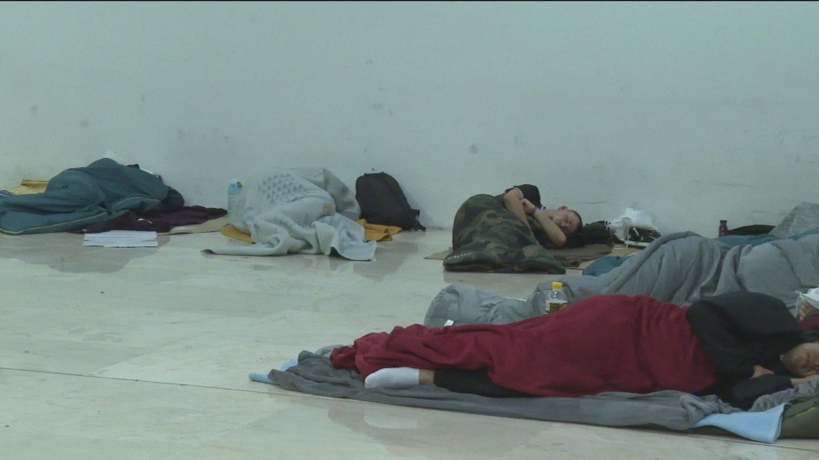 El aeropuerto de Barajas, albergue nocturno para más de un centenar de personas sin hogar