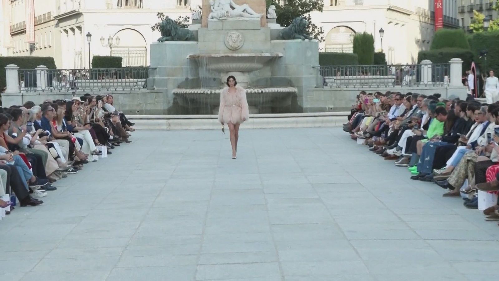 Los Jardines de la Plaza de Oriente acogen la apertura de la Semana de la Moda de Madrid