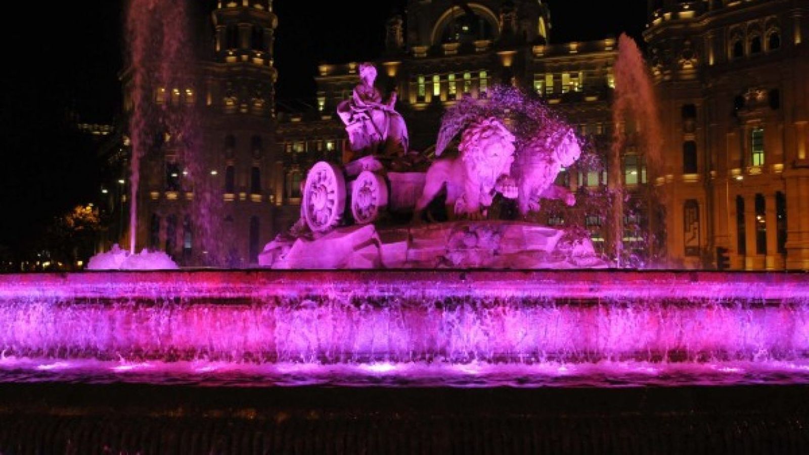 La Cibeles de rosa por el cáncer de mama