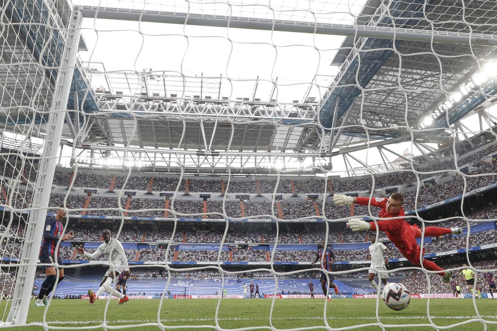 Ferrán Torres hace inutil la estirada de Lunin y marca para el Barcelona el 2-1