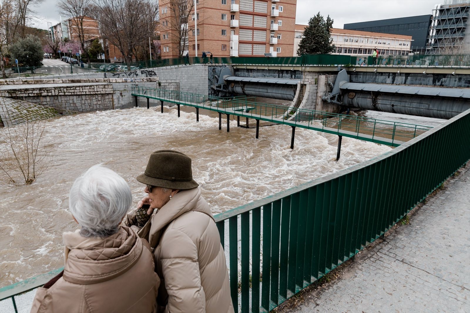 Personas junta al río Manzanares
