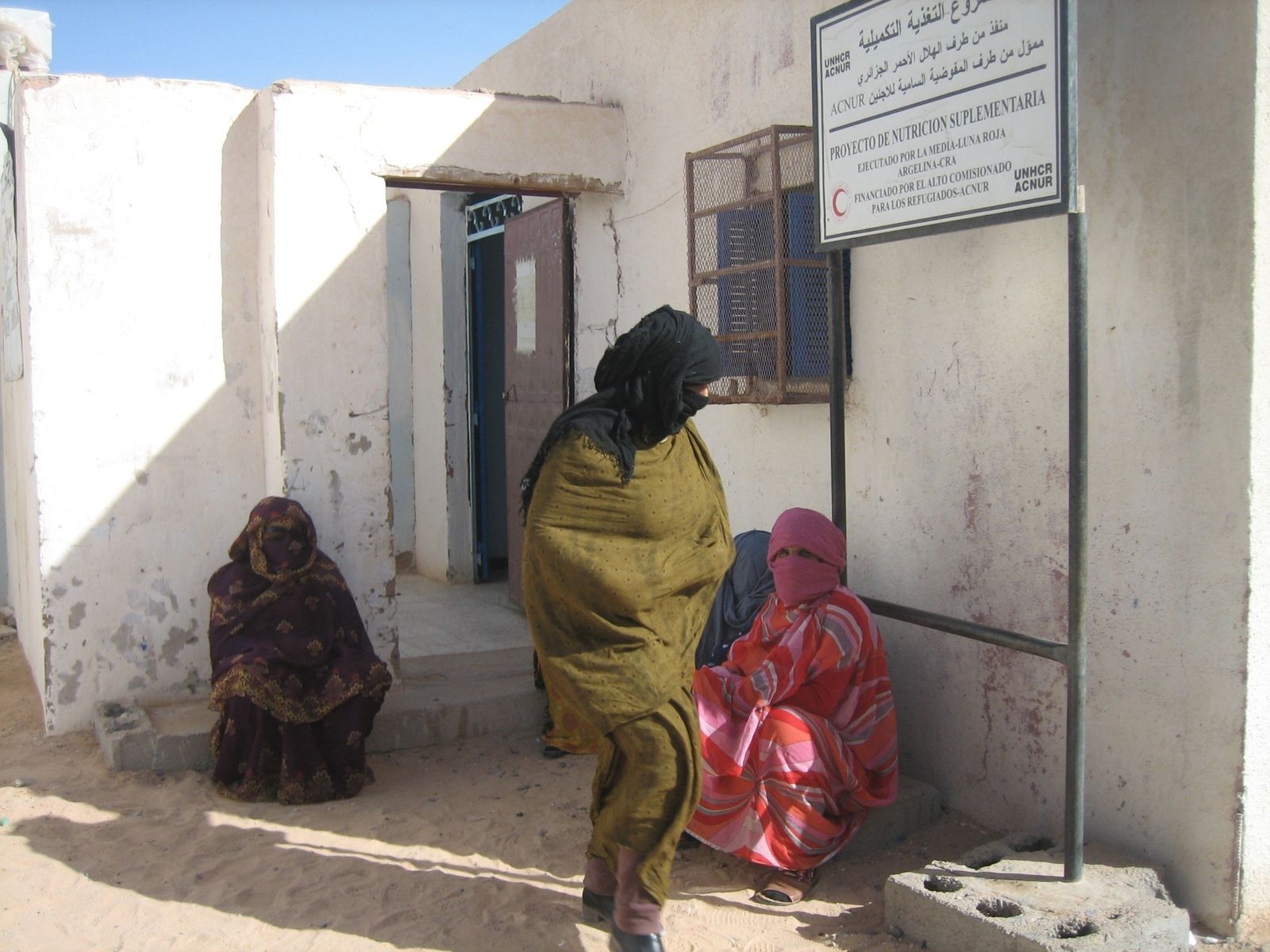 Saharauis ante un centro de atención en Tindouf, Argelia