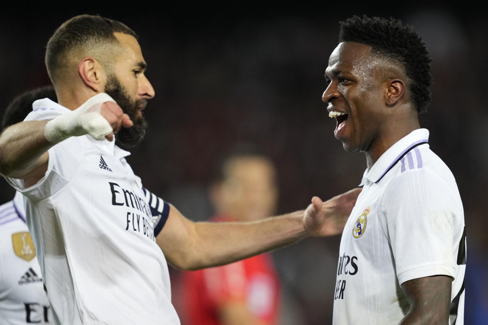 Karim Benzema y Vinícius Júnior celebran tras marcar ante el Barcelona