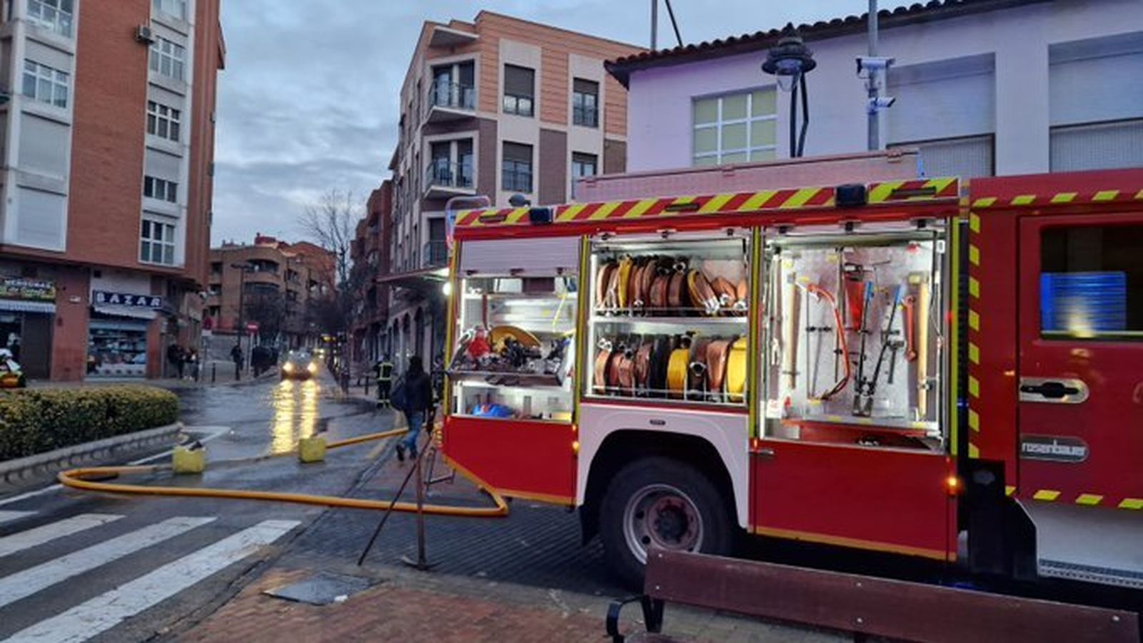 Labores de achique de los bomberos tras la rotura de una tubería del Canal de Isabel II en Getafe