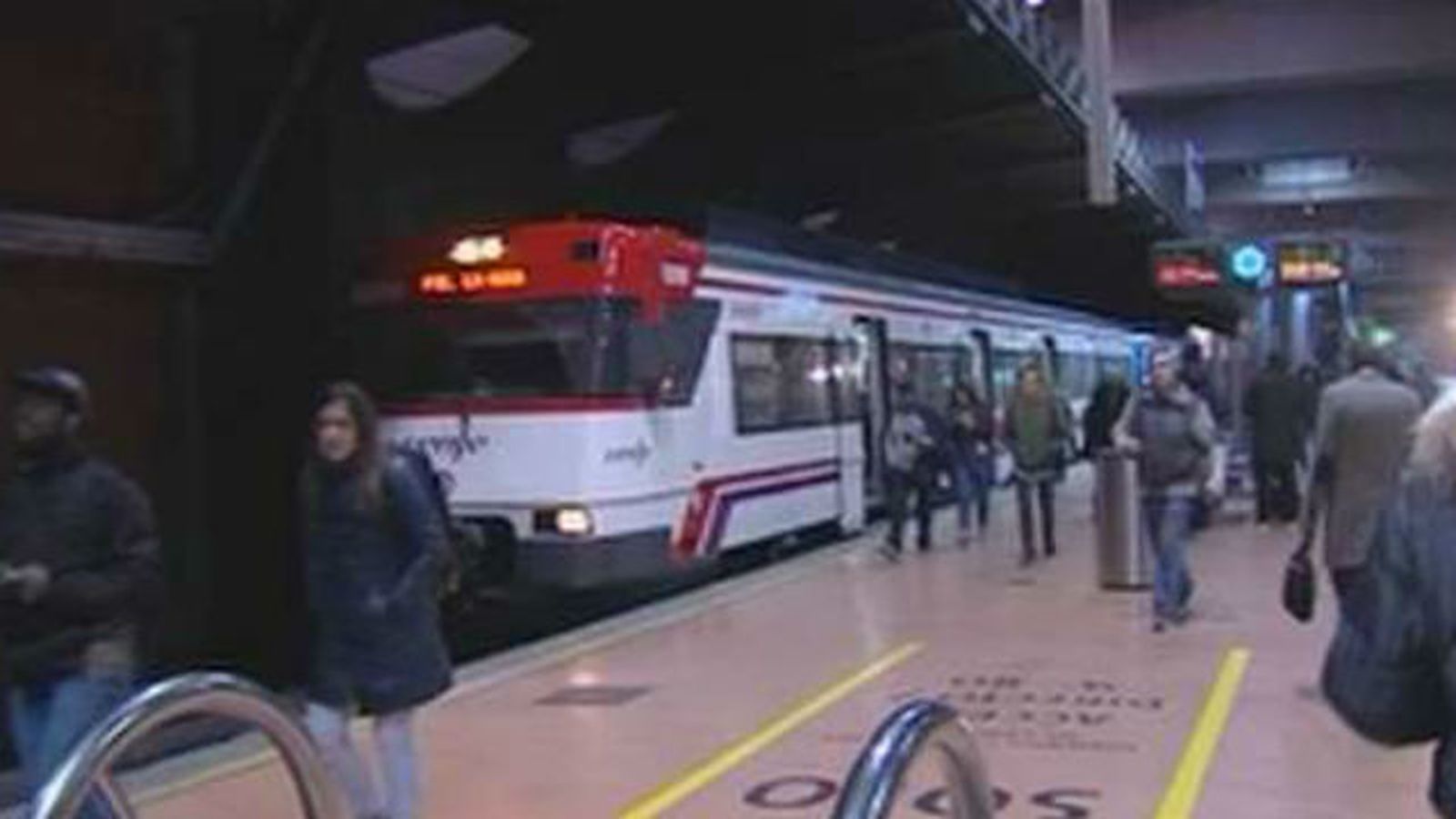Viajeros de Cercanías se echan a las vías en Atocha tras  un colapso en el servicio