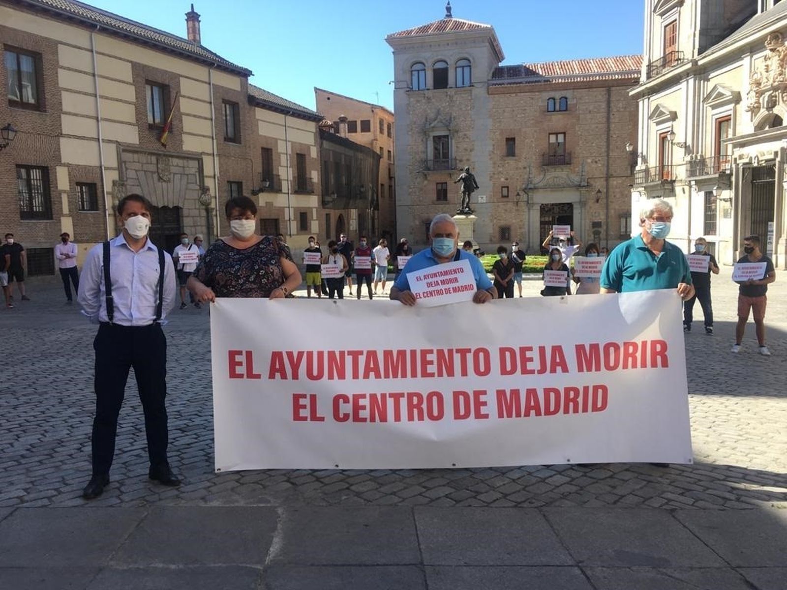 Hosteleros de Madrid protestan ante la Casa de la Villa