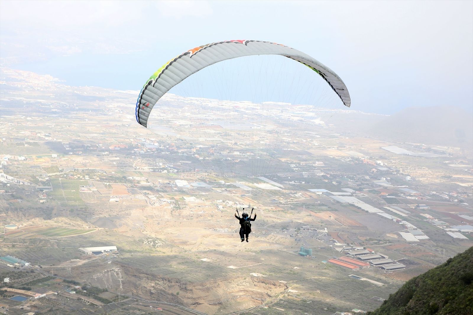 Un hombre practicando parapente